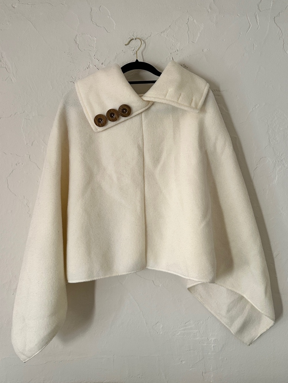100% Handmade Colombian Wool Ivory Short Cape with Button Collar